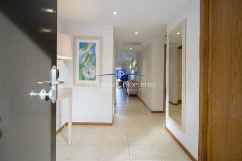 Apartamento no rés do chão com dois quartos com decoração requintada