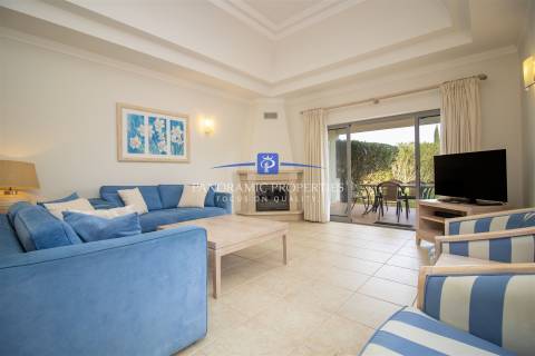 Apartamento no rés do chão com dois quartos com decoração requintada