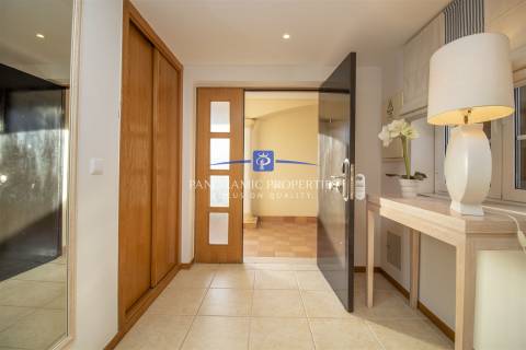 Apartamento no rés do chão com dois quartos com decoração requintada