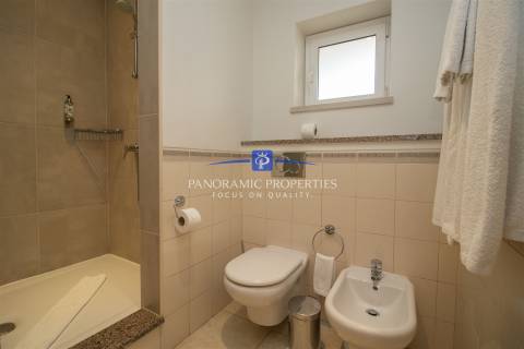 Apartamento no rés do chão com dois quartos com decoração requintada