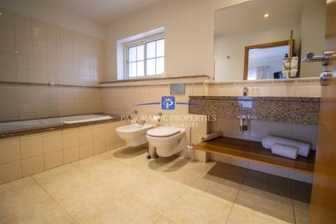 Apartamento no rés do chão com dois quartos com decoração requintada