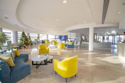 Apartamento no rés do chão com dois quartos com decoração requintada