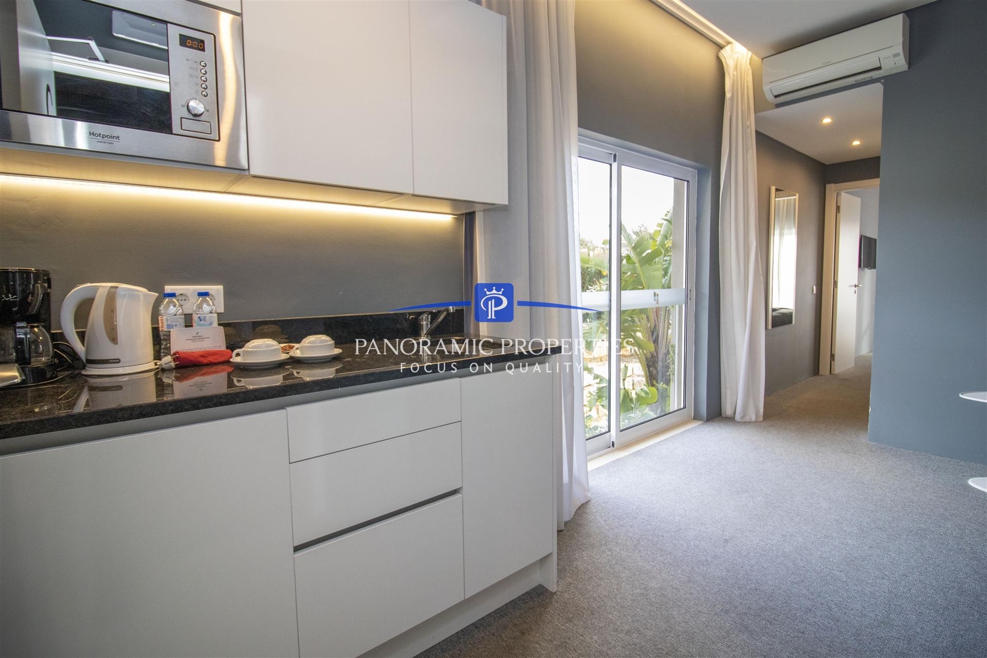 Novo no mercado! Elegante apartamento estúdio, está localizado no prestigiado resort Pestana,