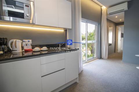 Novo no mercado! Elegante apartamento estúdio, está localizado no prestigiado resort Pestana,