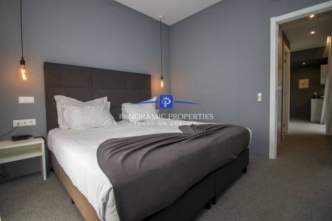 Novo no mercado! Elegante apartamento estúdio, está localizado no prestigiado resort Pestana,