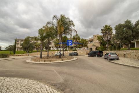 Novo no mercado! Elegante apartamento estúdio, está localizado no prestigiado resort Pestana,