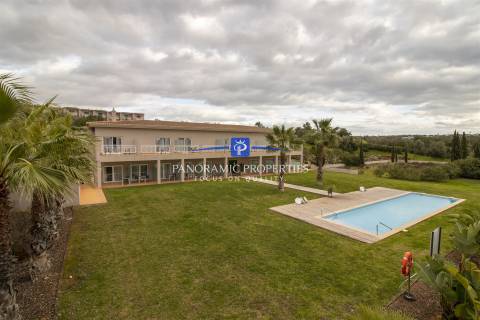 Novo no mercado! Elegante apartamento estúdio, está localizado no prestigiado resort Pestana,