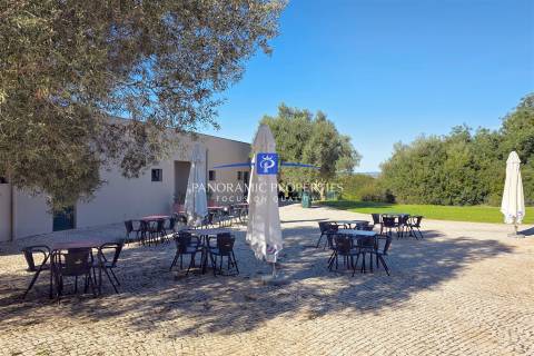 Novo no mercado! Elegante apartamento estúdio, está localizado no prestigiado resort Pestana,