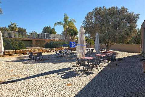 Novo no mercado! Elegante apartamento estúdio, está localizado no prestigiado resort Pestana,