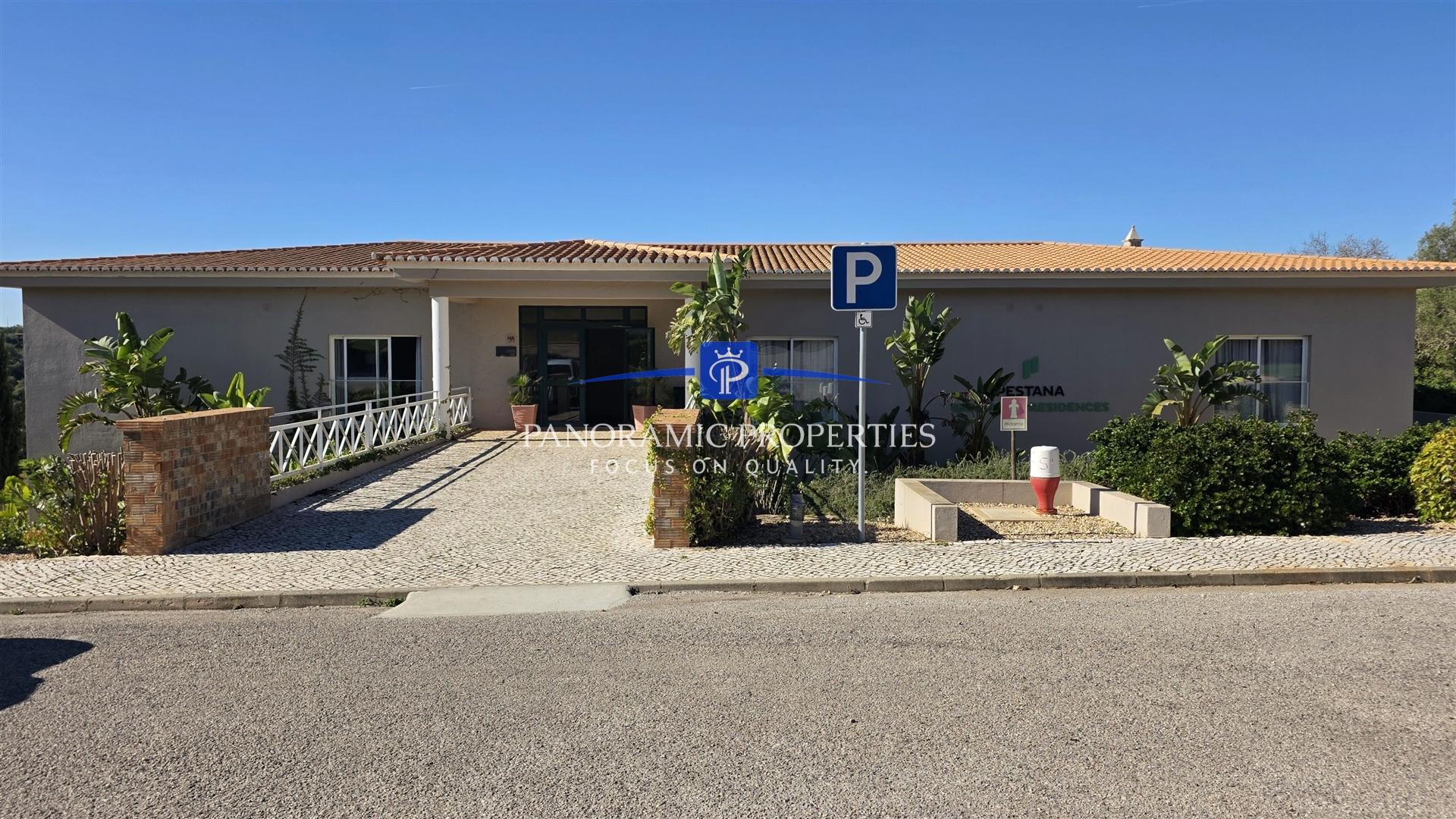 Elegante apartamento estúdio, está localizado no prestigiado resort Pestana,