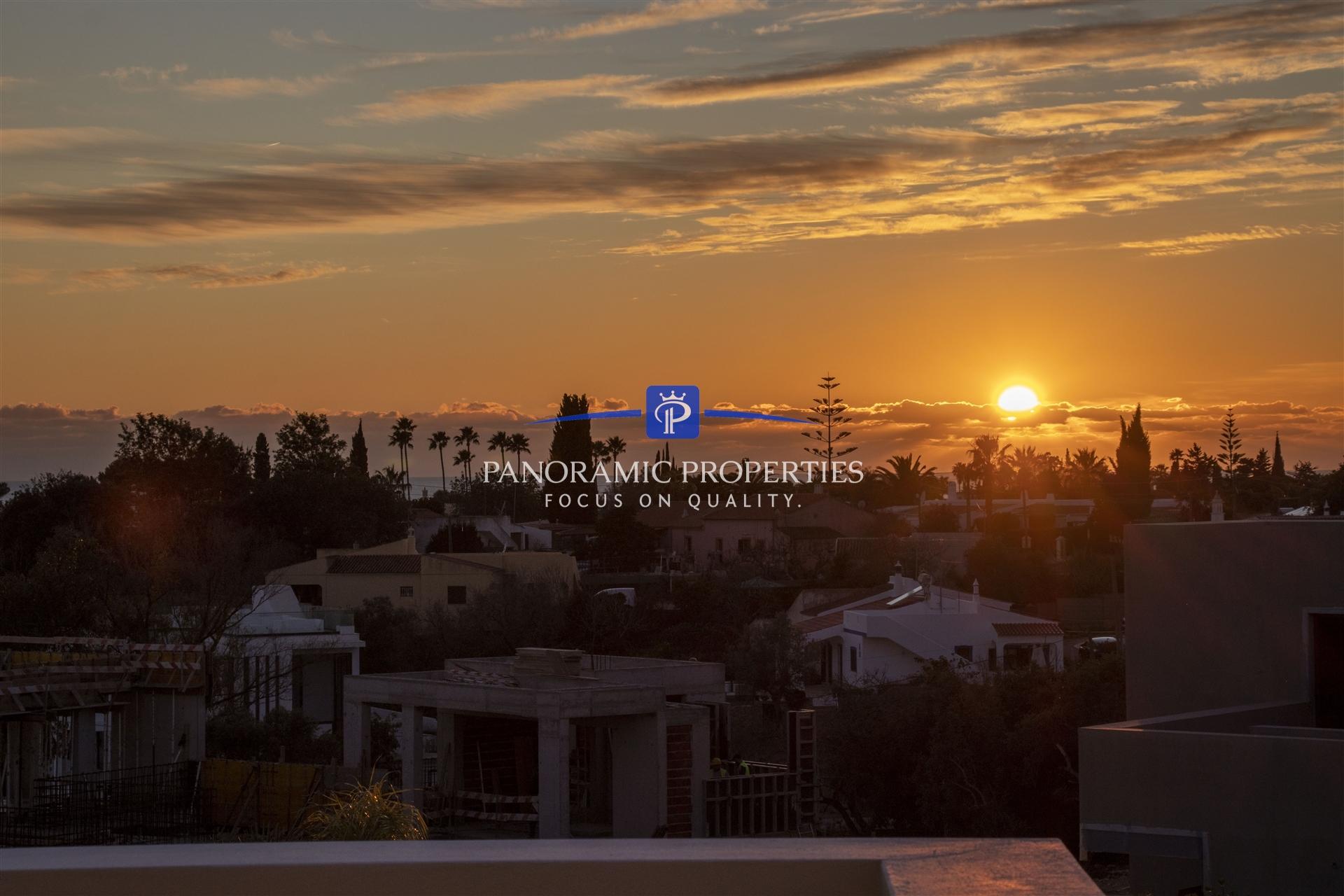 NOVO NO MERCADO! Moradia elegante, com 4 quartos e piscina perto da Praia do Carvoeiro