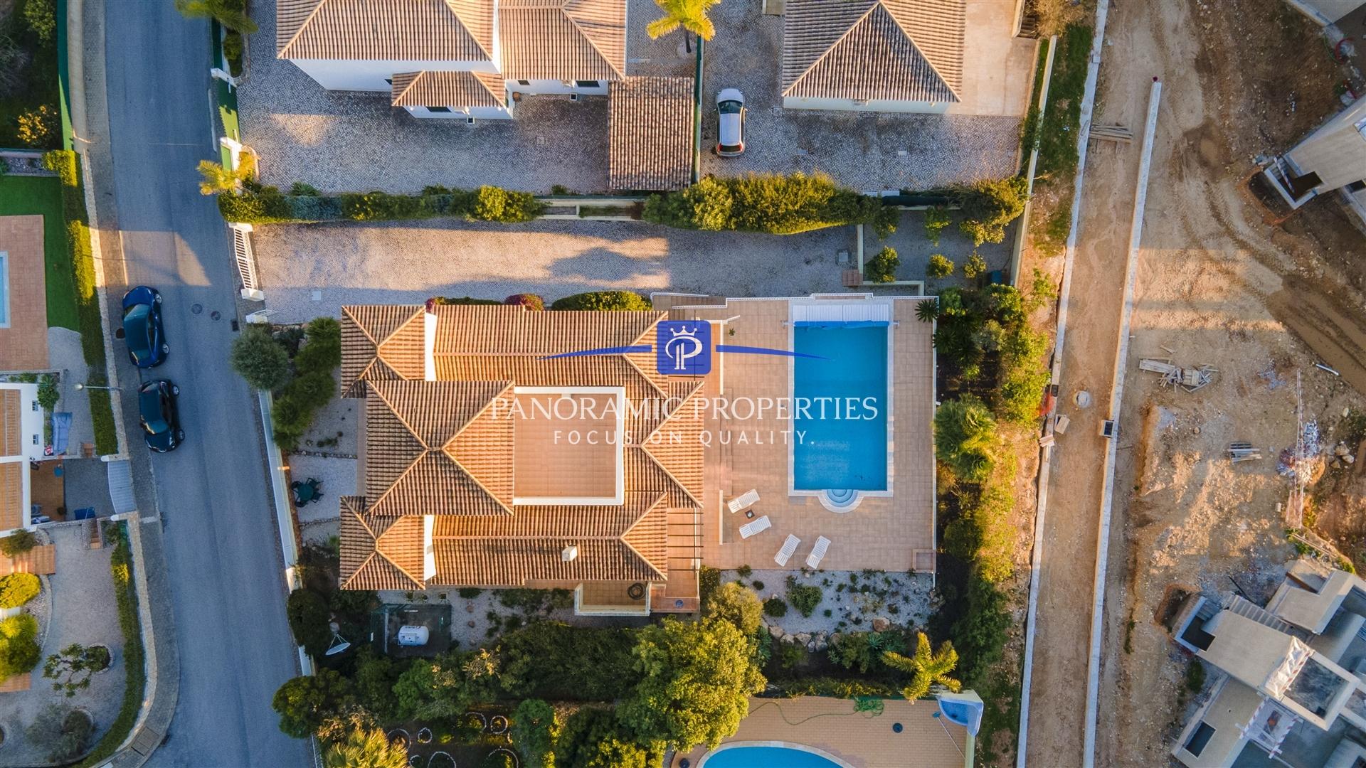 NOVO NO MERCADO! Moradia elegante, com 4 quartos e piscina perto da Praia do Carvoeiro