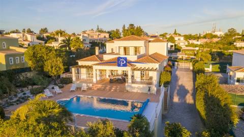 NOVO NO MERCADO! Moradia elegante, com 4 quartos e piscina perto da Praia do Carvoeiro