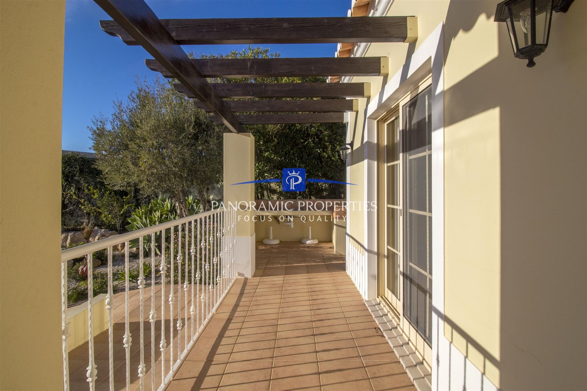 NOVO NO MERCADO! Moradia elegante, com 4 quartos e piscina perto da Praia do Carvoeiro