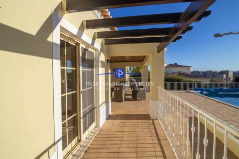 NOVO NO MERCADO! Moradia elegante, com 4 quartos e piscina perto da Praia do Carvoeiro