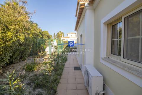 NOVO NO MERCADO! Moradia elegante, com 4 quartos e piscina perto da Praia do Carvoeiro