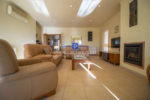 NOVO NO MERCADO! Moradia elegante, com 4 quartos e piscina perto da Praia do Carvoeiro