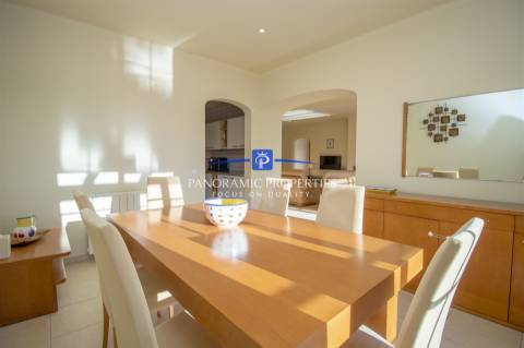 NOVO NO MERCADO! Moradia elegante, com 4 quartos e piscina perto da Praia do Carvoeiro