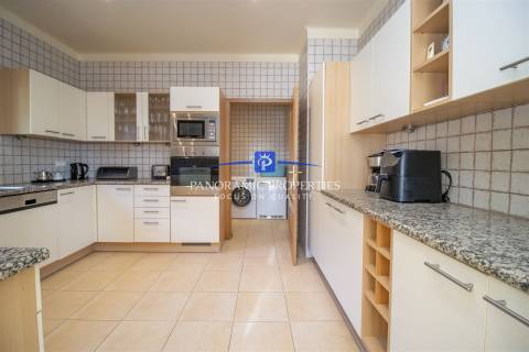 NOVO NO MERCADO! Moradia elegante, com 4 quartos e piscina perto da Praia do Carvoeiro