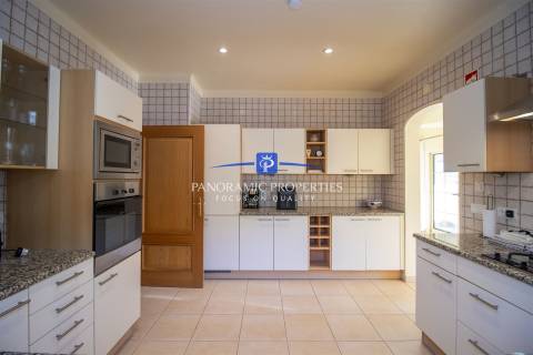 NOVO NO MERCADO! Moradia elegante, com 4 quartos e piscina perto da Praia do Carvoeiro