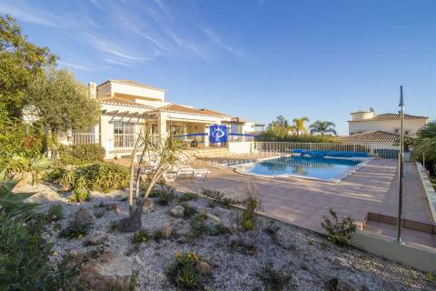 NOVO NO MERCADO! Moradia elegante, com 4 quartos e piscina perto da Praia do Carvoeiro