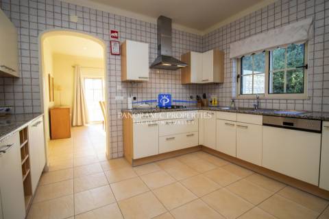 NOVO NO MERCADO! Moradia elegante, com 4 quartos e piscina perto da Praia do Carvoeiro