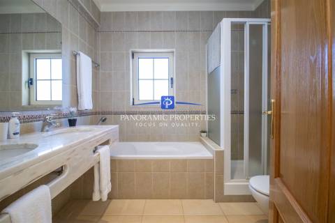 NOVO NO MERCADO! Moradia elegante, com 4 quartos e piscina perto da Praia do Carvoeiro