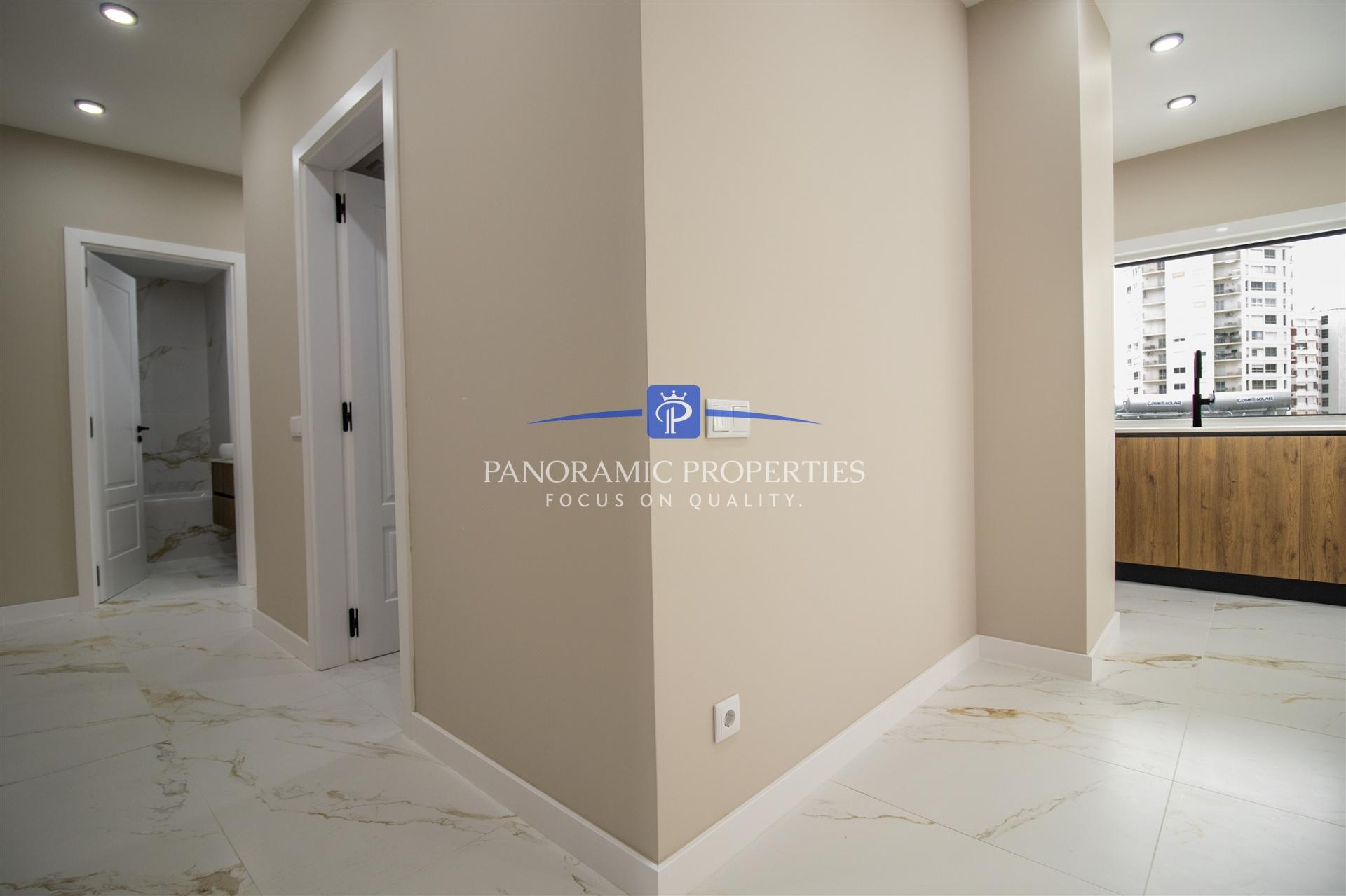 Descubra este elegante e contemporâneo apartamento de 2 quartos, localizado em Armação de Pêra