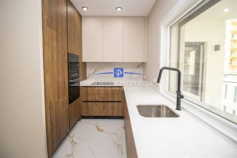 Descubra este elegante e contemporâneo apartamento de 2 quartos, localizado em Armação de Pêra