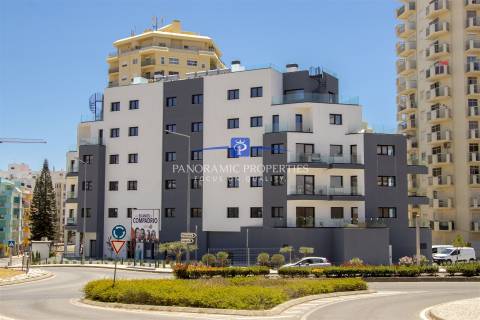 Descubra este elegante e contemporâneo apartamento de 2 quartos, localizado em Armação de Pêra