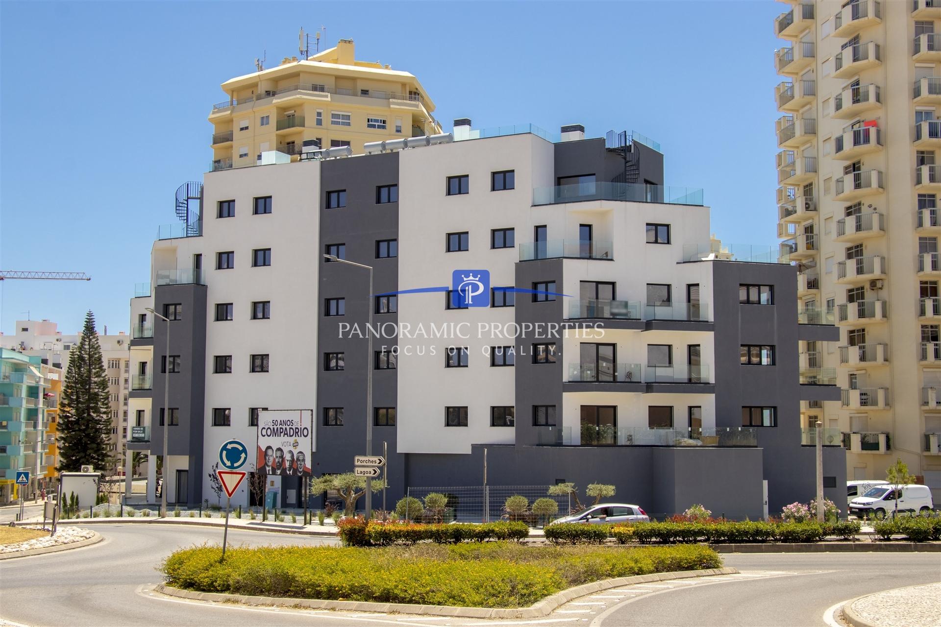 Descubra este elegante e contemporâneo apartamento de 2 quartos, localizado em Armação de Pêra