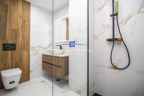 Descubra este elegante e contemporâneo apartamento de 2 quartos, localizado em Armação de Pêra