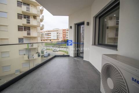 Descubra este elegante e contemporâneo apartamento de 2 quartos, localizado em Armação de Pêra