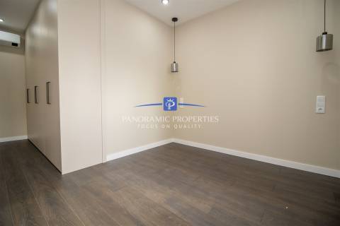 Descubra este elegante e contemporâneo apartamento de 2 quartos, localizado em Armação de Pêra