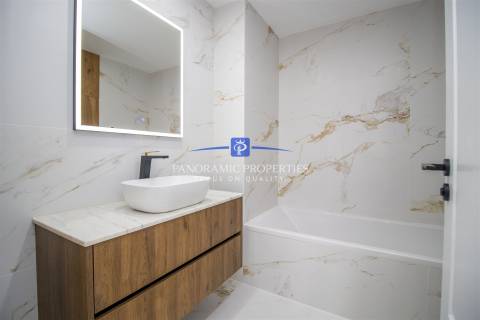 Descubra este elegante e contemporâneo apartamento de 2 quartos, localizado em Armação de Pêra