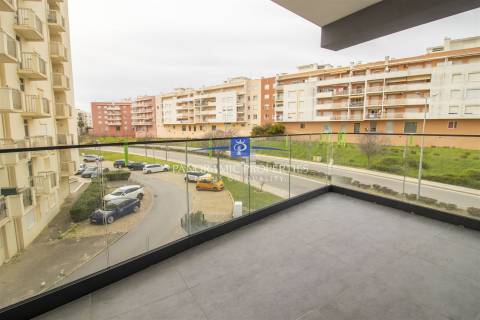 Descubra este elegante e contemporâneo apartamento de 2 quartos, localizado em Armação de Pêra