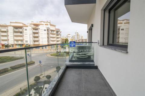 Descubra este elegante e contemporâneo apartamento de 2 quartos, localizado em Armação de Pêra