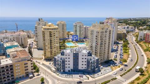 Descubra este elegante e contemporâneo apartamento de 2 quartos, localizado em Armação de Pêra