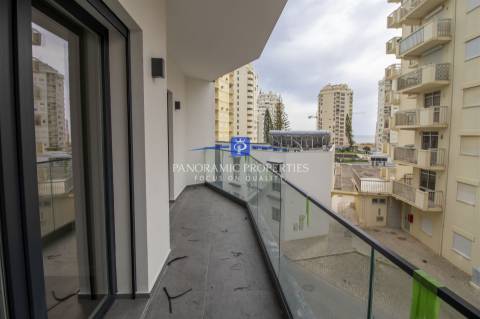 Descubra este elegante e contemporâneo apartamento de 2 quartos, localizado em Armação de Pêra