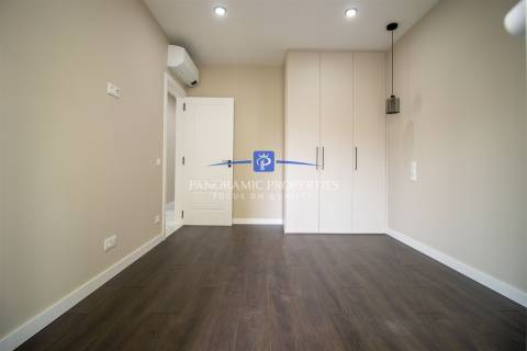 Descubra este elegante e contemporâneo apartamento de 2 quartos, localizado em Armação de Pêra
