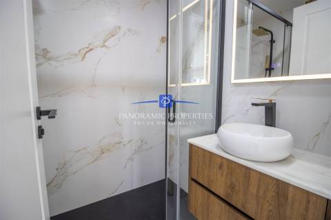 Descubra este elegante e contemporâneo apartamento de 2 quartos, localizado em Armação de Pêra