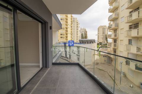 Descubra este elegante e contemporâneo apartamento de 2 quartos, localizado em Armação de Pêra