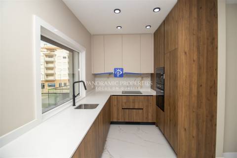 Descubra este elegante e contemporâneo apartamento de 2 quartos, localizado em Armação de Pêra