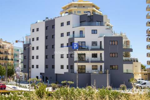 Descubra este elegante e contemporâneo apartamento de 2 quartos, localizado em Armação de Pêra