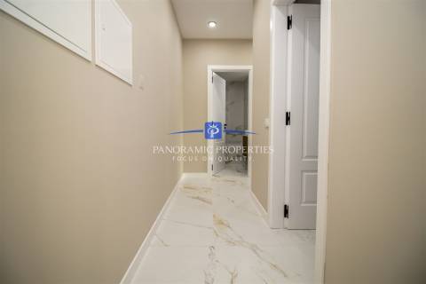 Descubra este elegante e contemporâneo apartamento de 2 quartos, localizado em Armação de Pêra