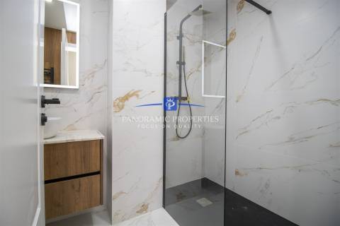 Descubra este elegante e contemporâneo apartamento de 2 quartos, localizado em Armação de Pêra