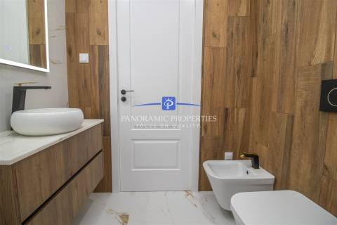 Descubra este elegante e contemporâneo apartamento de 2 quartos, localizado em Armação de Pêra