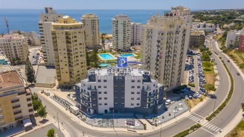 Descubra este elegante e contemporâneo apartamento de 2 quartos, localizado em Armação de Pêra