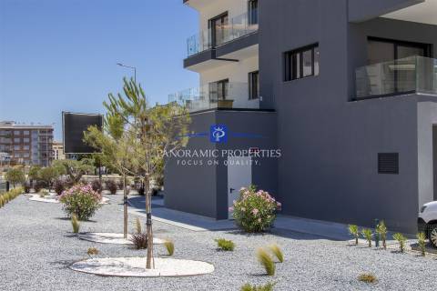 Descubra este elegante e contemporâneo apartamento de 2 quartos, localizado em Armação de Pêra