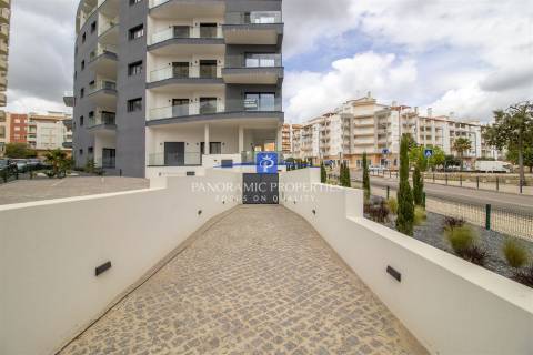 Descubra este elegante e contemporâneo apartamento de 2 quartos, localizado em Armação de Pêra